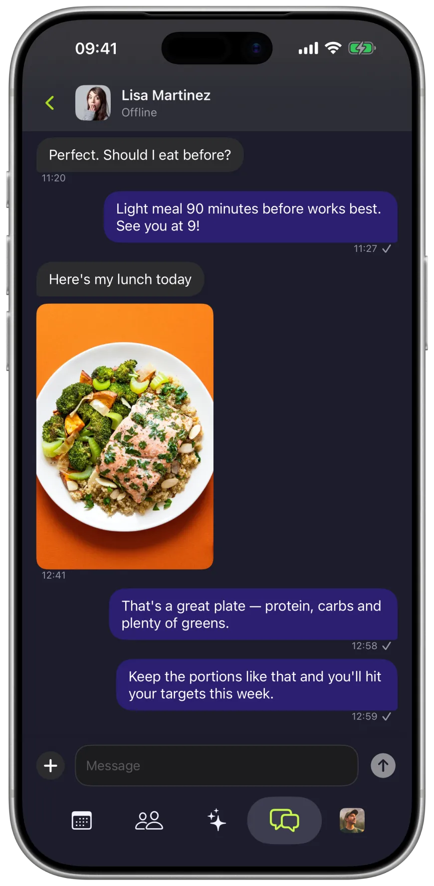 A client sends her coach a photo of her lunch in the Gymbile chat